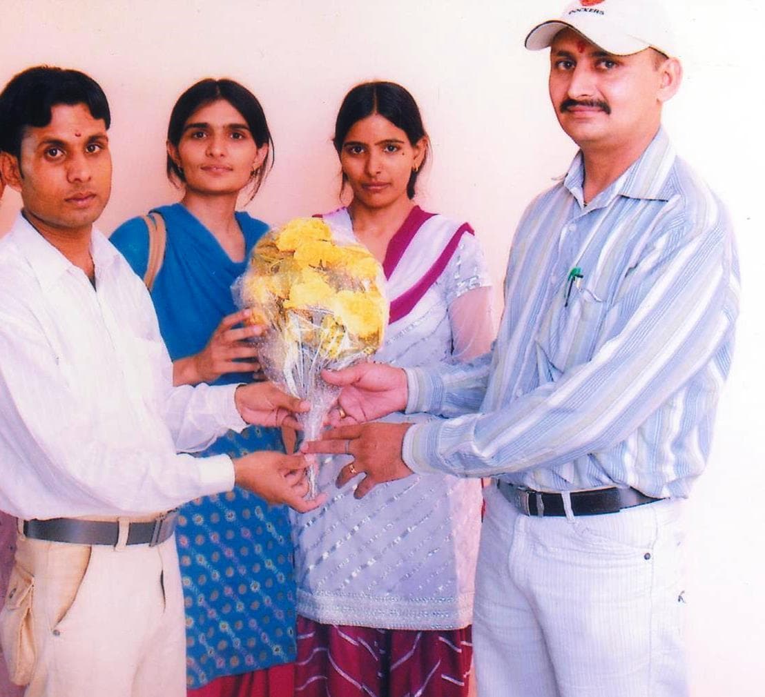 Farewell (Vidaayi) event: close-up of a bouquet handover